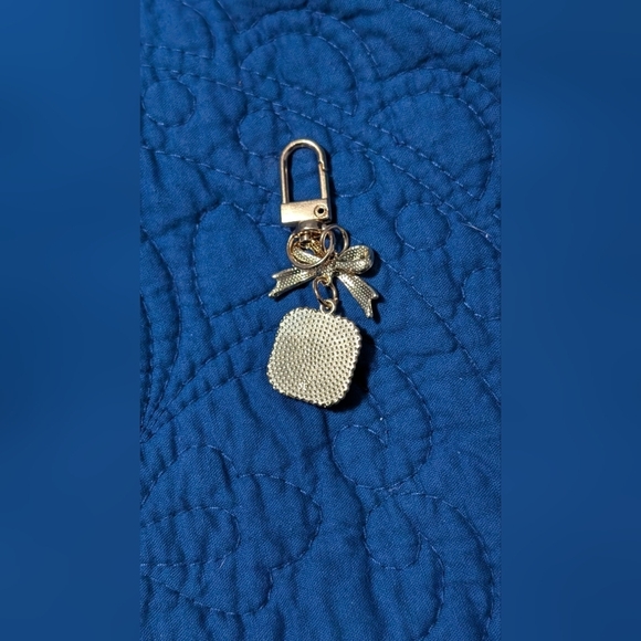 Chic Gold Bow with Pearl Square Charm - Picture 4 of 4